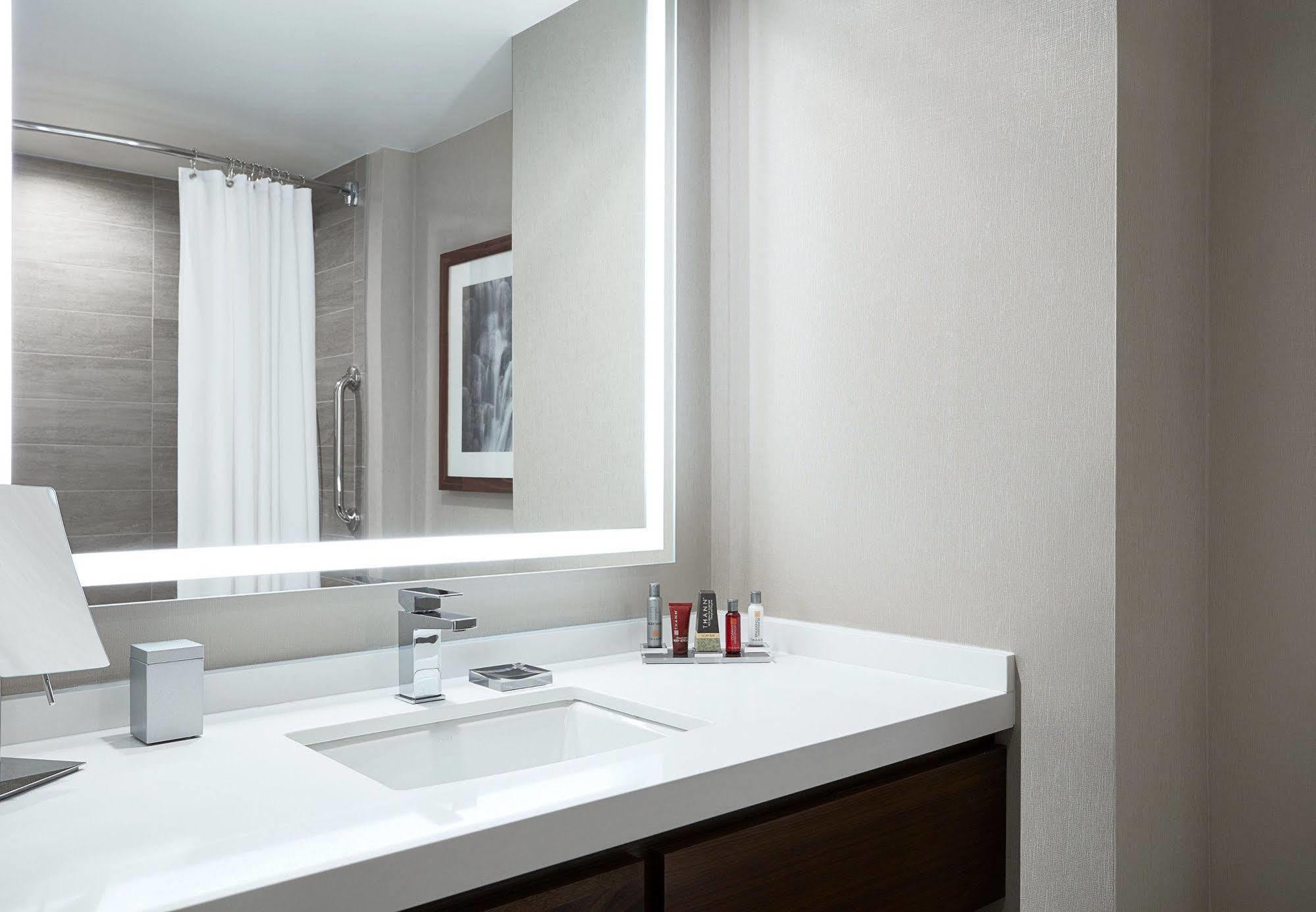 Ithaca Marriott Downtown On The Commons Hotell Exteriör bild